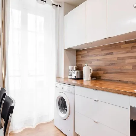 Eiffel Tower & Champ De Mars - Cityapartmentstay Paris