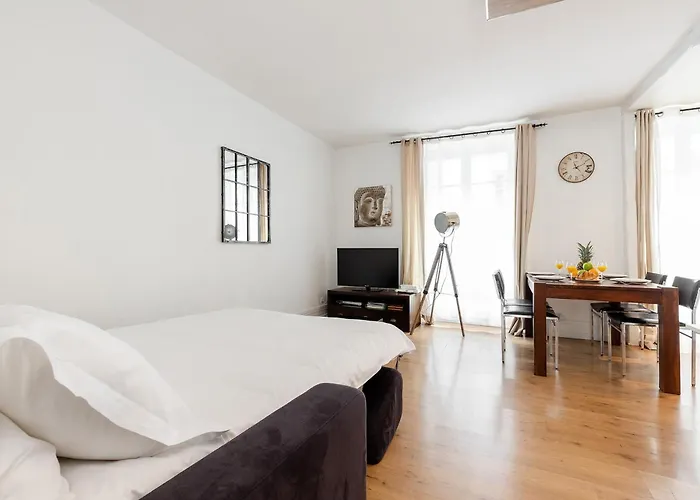 Eiffel Tower & Champ De Mars - Cityapartmentstay * Paris