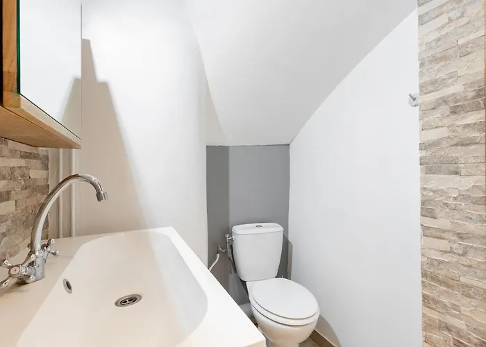 Eiffel Tower & Champ De Mars - Cityapartmentstay *