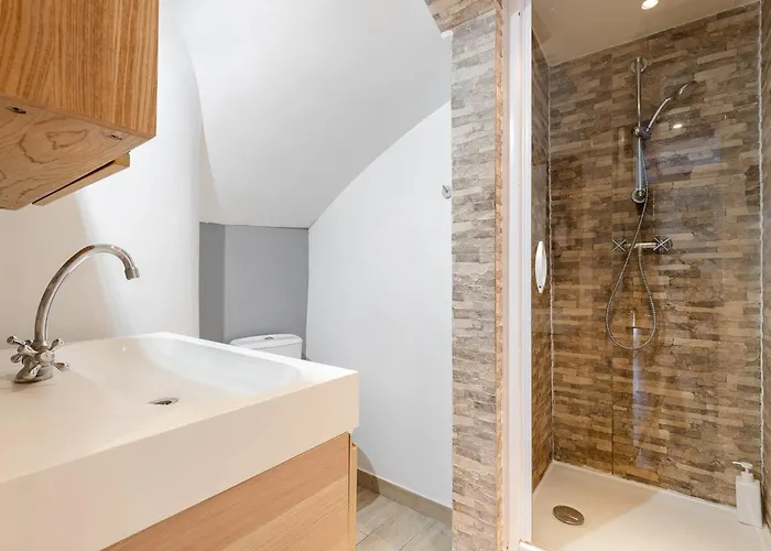 Eiffel Tower & Champ De Mars - Cityapartmentstay *