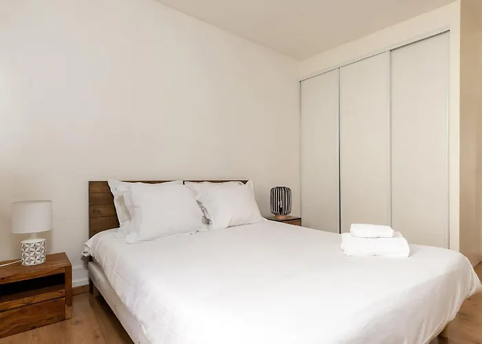 Eiffel Tower & Champ De Mars - Cityapartmentstay * Paris