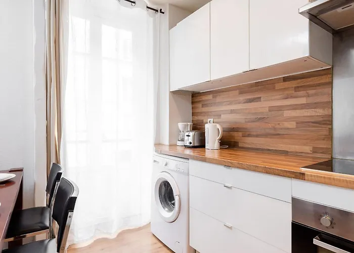 Eiffel Tower & Champ De Mars - Cityapartmentstay Paris