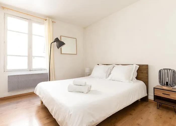 Eiffel Tower & Champ De Mars - Cityapartmentstay
